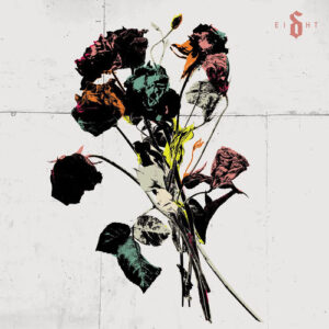 Das Bild zeigt einen Strauß welker Rosen mit intensiven, gesättigten Farben vor einem hellen, texturierten Hintergrund. Oben rechts steht das Wort "EIGHT" in großer, auffälliger Schrift.