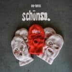 Das Bild zeigt fünf Sturmhauben, die auf einer dunklen Oberfläche liegen. Eine Sturmhaube ist rot und die anderen vier sind beige. Alle Sturmhauben haben die Aufschrift „schönso.“ in roter Schrift. Über den Sturmhauben steht der Name „mo-torres“ und darunter „schönso.“ in großen, weißen Buchstaben.