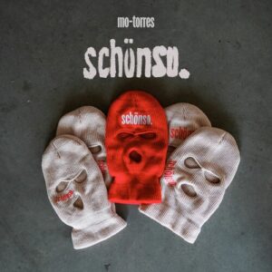 Das Bild zeigt fünf Sturmhauben, die auf einer dunklen Oberfläche liegen. Eine Sturmhaube ist rot und die anderen vier sind beige. Alle Sturmhauben haben die Aufschrift „schönso.“ in roter Schrift. Über den Sturmhauben steht der Name „mo-torres“ und darunter „schönso.“ in großen, weißen Buchstaben.